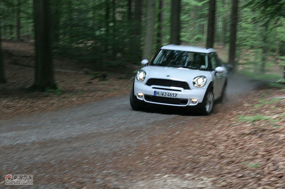 MINI Countryman砂石路动态
