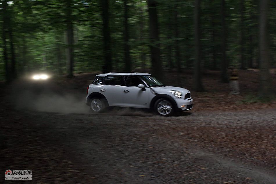 MINI Countryman砂石路动态