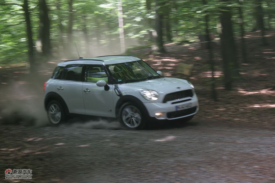 MINI Countryman砂石路动态