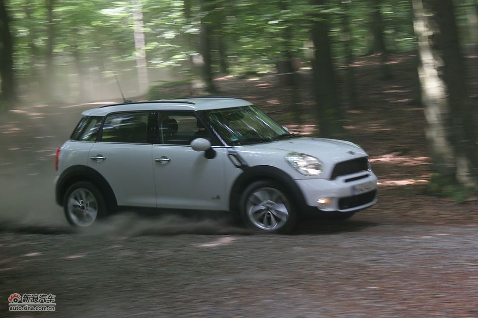 MINI Countryman砂石路动态