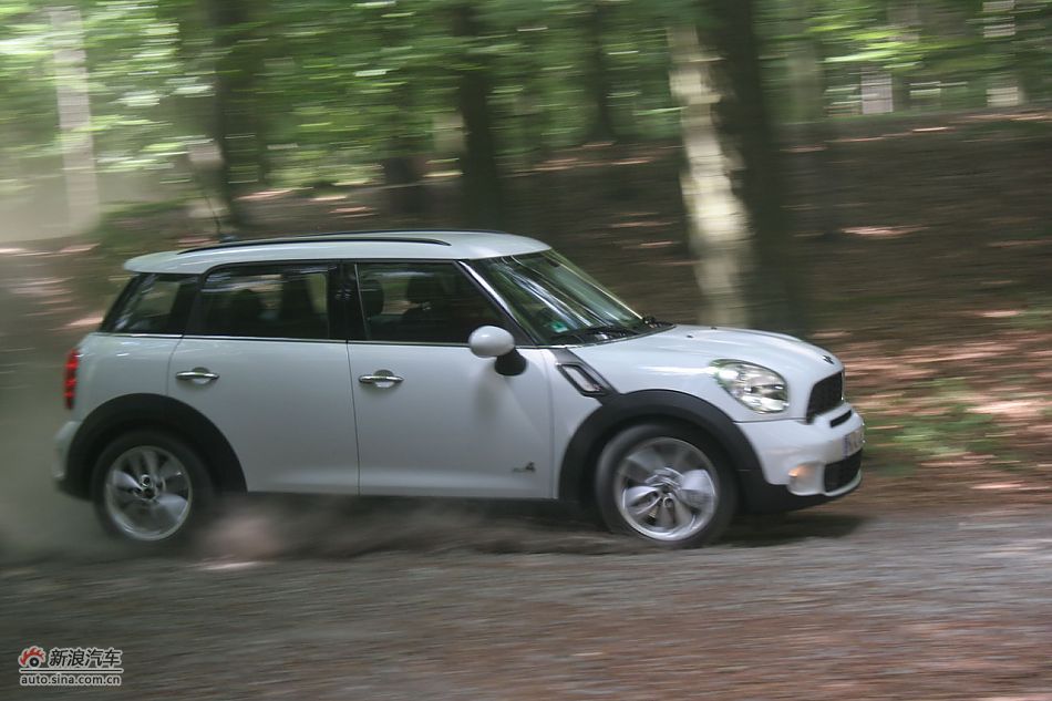 MINI Countryman砂石路动态