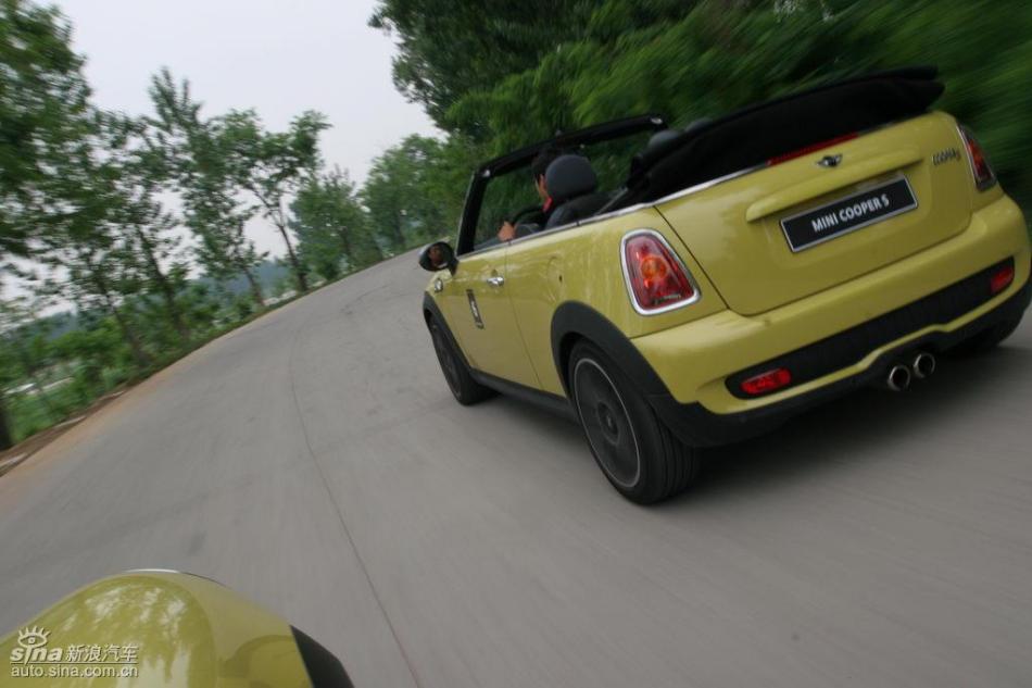 MINI Cooper S敞篷山路动态