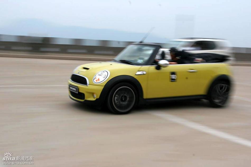 MINI Cooper S敞篷山路动态