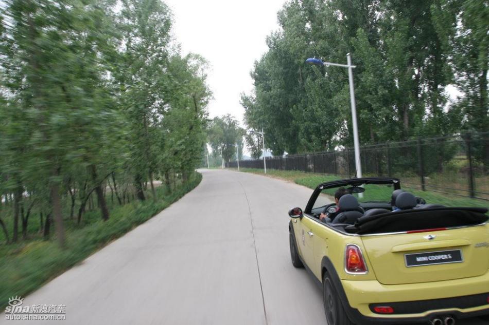 MINI Cooper S敞篷山路动态