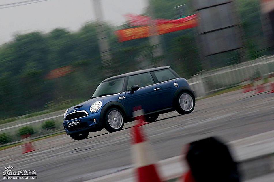 Mini Cooper S赛道绕桩