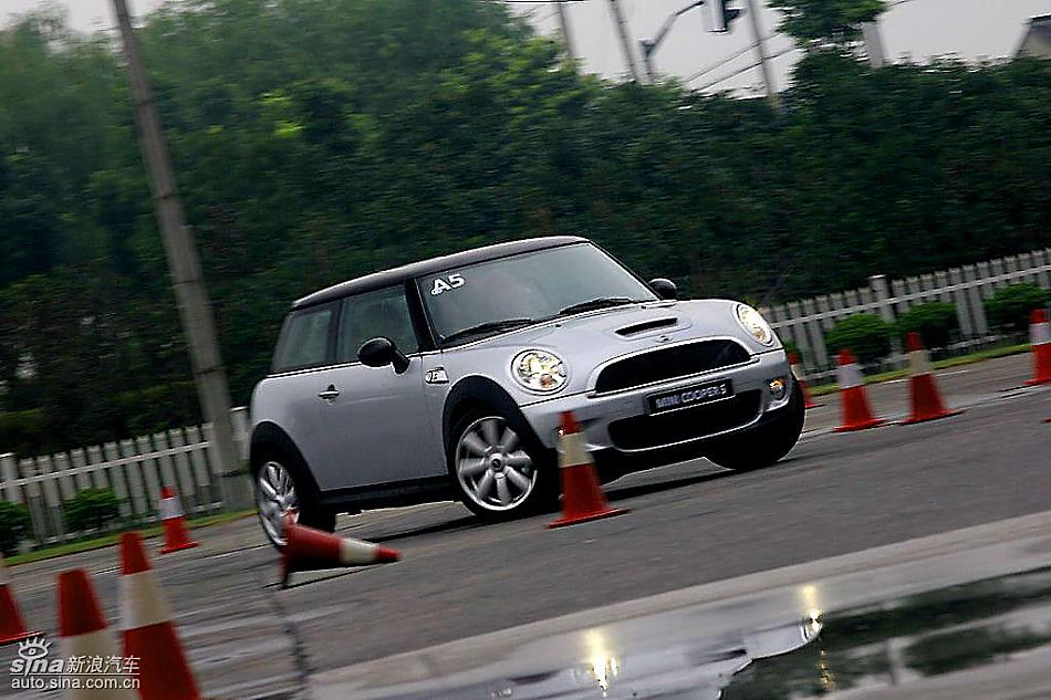 Mini Cooper S赛道绕桩