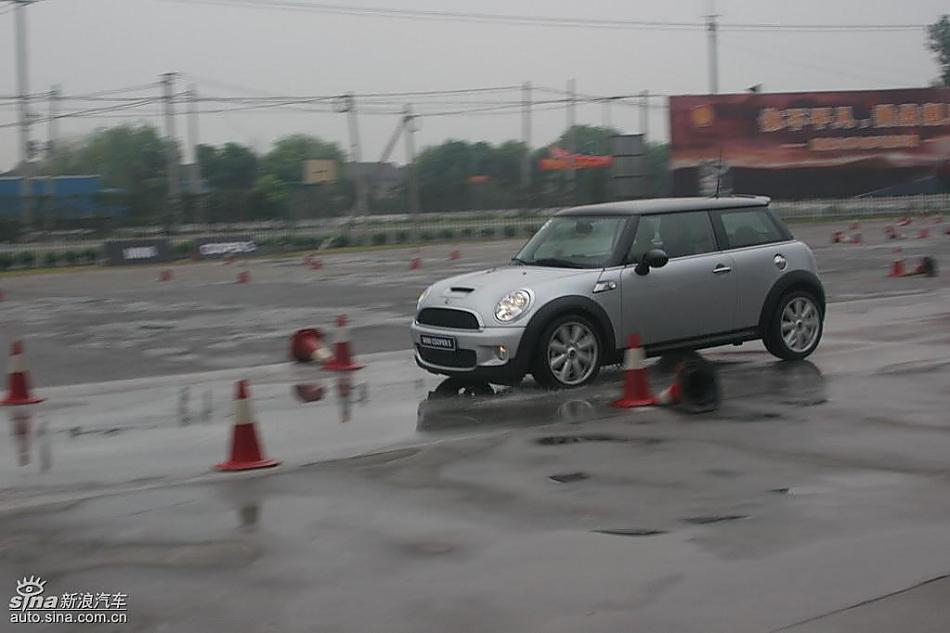 Mini Cooper S赛道绕桩