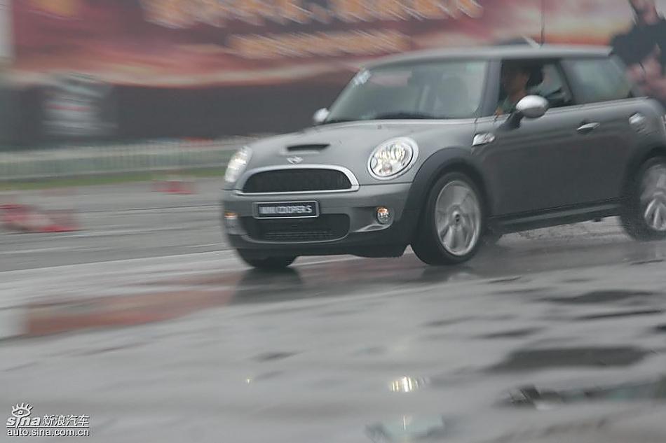 Mini Cooper S赛道绕桩