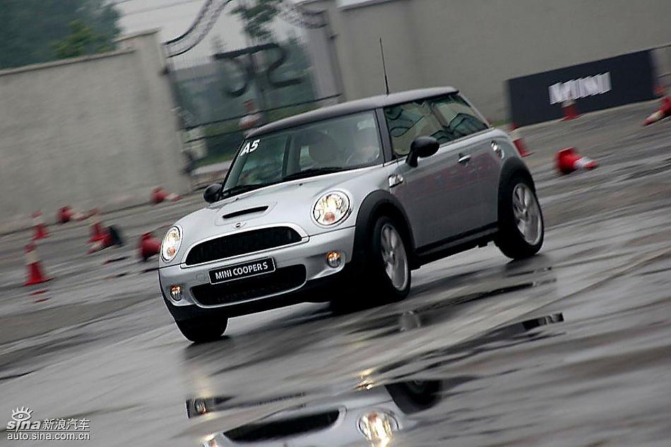 Mini Cooper S赛道绕桩