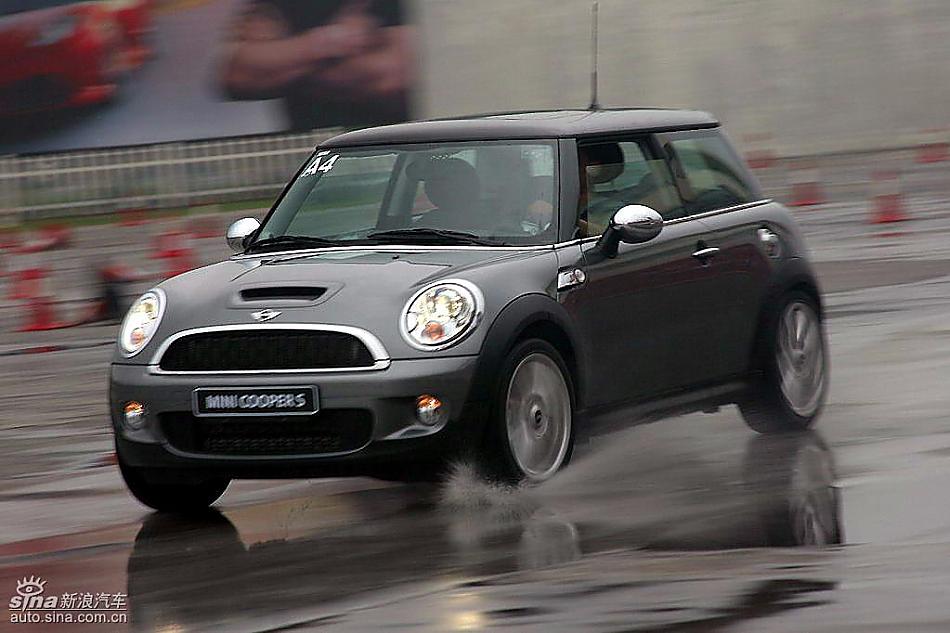 Mini Cooper S赛道绕桩