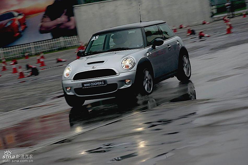 Mini Cooper S赛道绕桩