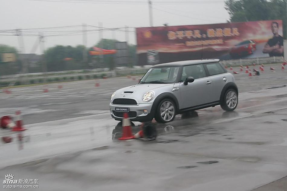 Mini Cooper S赛道绕桩