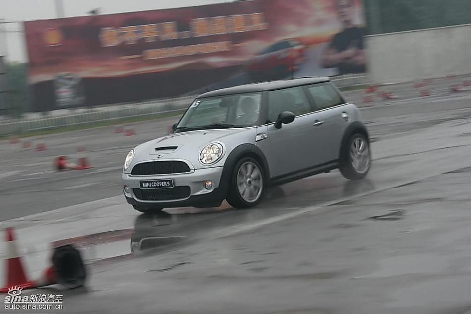Mini Cooper S赛道绕桩