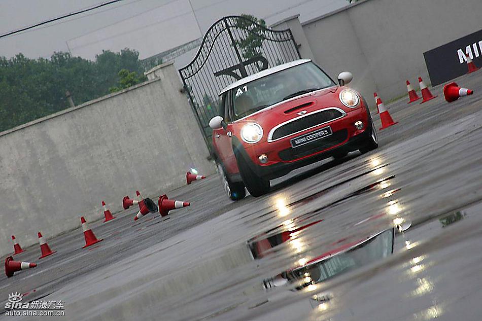 Mini Cooper S赛道绕桩