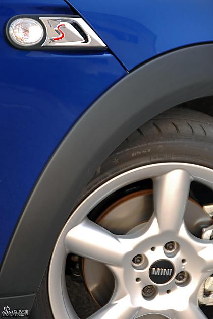 蓝色MINI Clubman