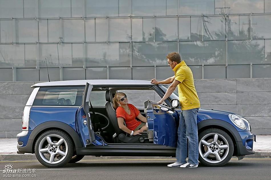 蓝色MINI Clubman