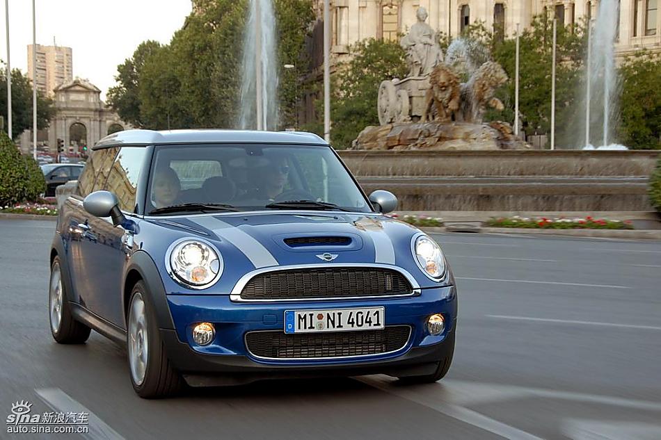 蓝色MINI Clubman
