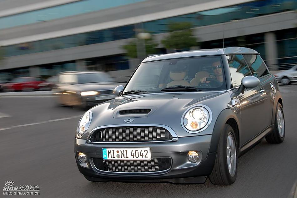 银色MINI Clubman