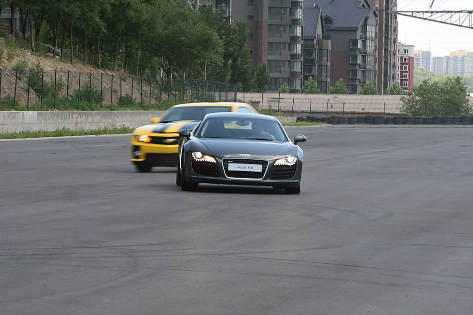 奥迪R8对比雪佛兰Camaro