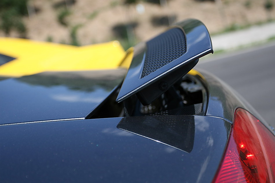 奥迪R8对比雪佛兰Camaro