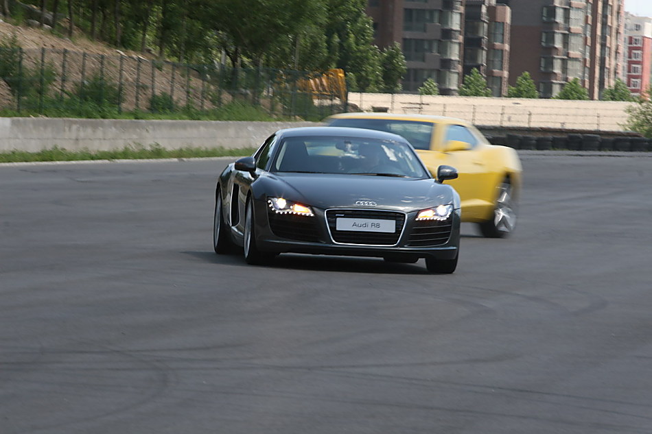 奥迪R8对比雪佛兰Camaro