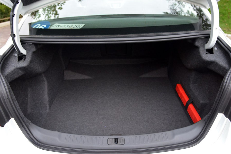 2016款 1.6T 自动豪华版 座椅空间