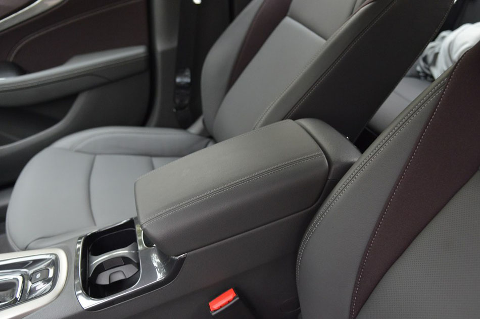2016款 1.6T 自动豪华版 座椅空间