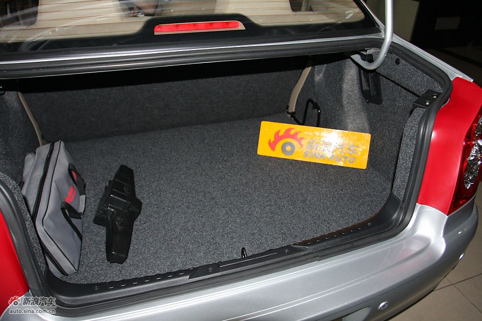 发动机舱、底盘悬挂及后备箱