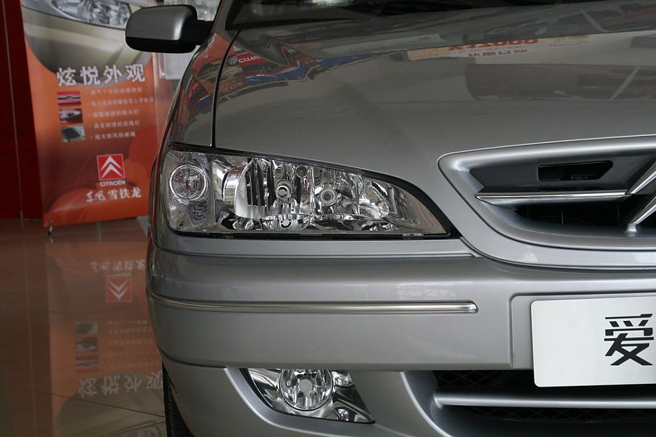 神龙汽车爱丽舍前大灯