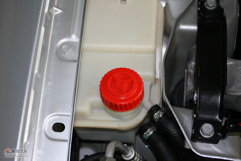 发动机舱、底盘悬挂及后备箱