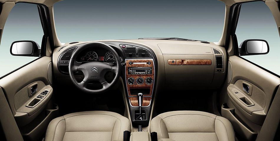 图为新爱丽舍内饰及细节