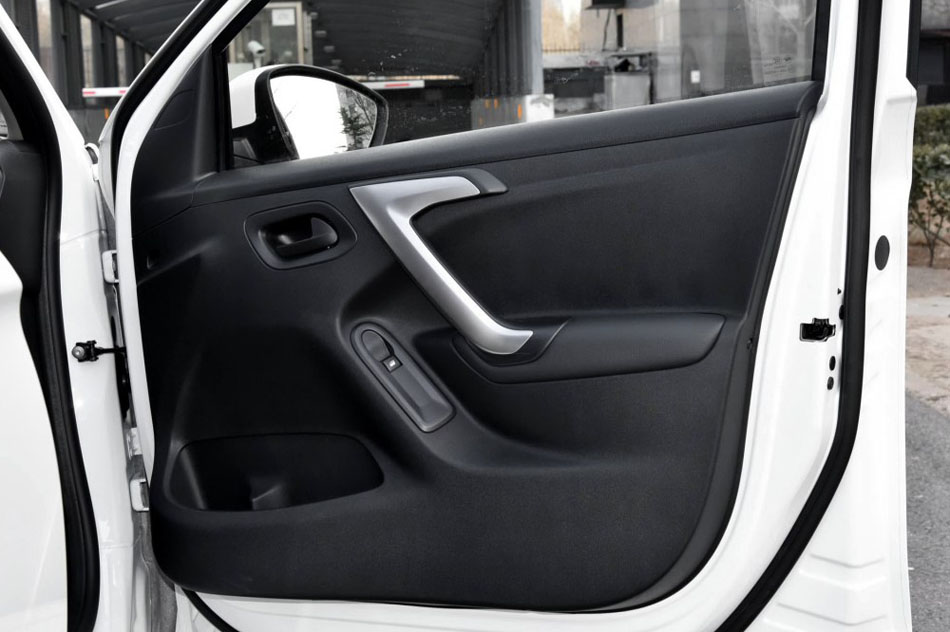 2017款 1.6L 手动时尚型 座椅空间