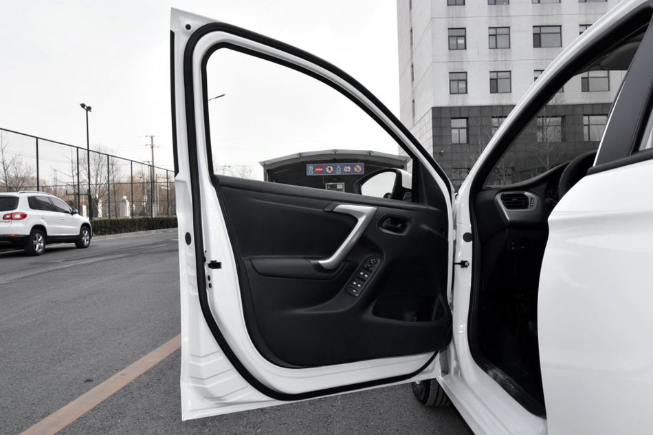 2017款 1.6L 手动时尚型 座椅空间