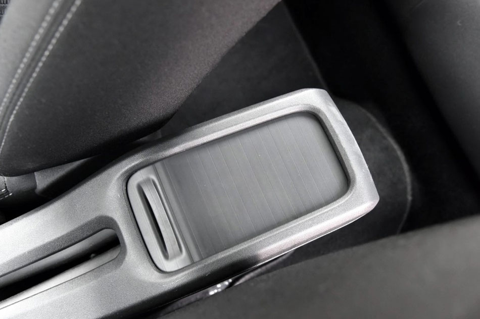 2017款 1.6L 手动时尚型 座椅空间