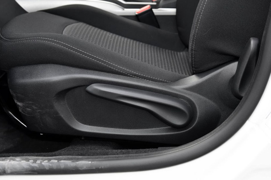2017款 1.6L 手动时尚型 座椅空间