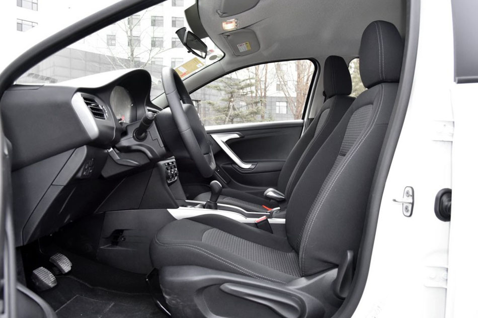 2017款 1.6L 手动时尚型 座椅空间