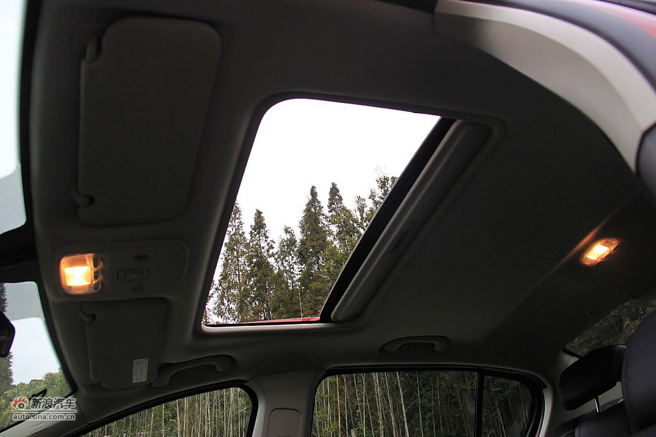 崇尚精致 新浪汽车体验试驾标致308