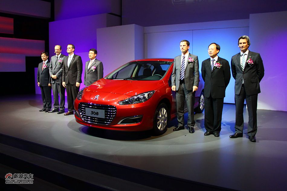 东风标致308上市现场图 图为现场合影