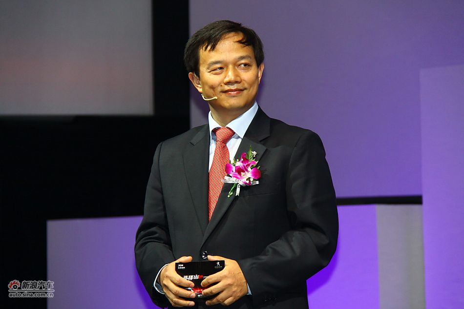 东风标致308上市现场图 图为商务副总经理兼东风标致商务部总经理雷新发言