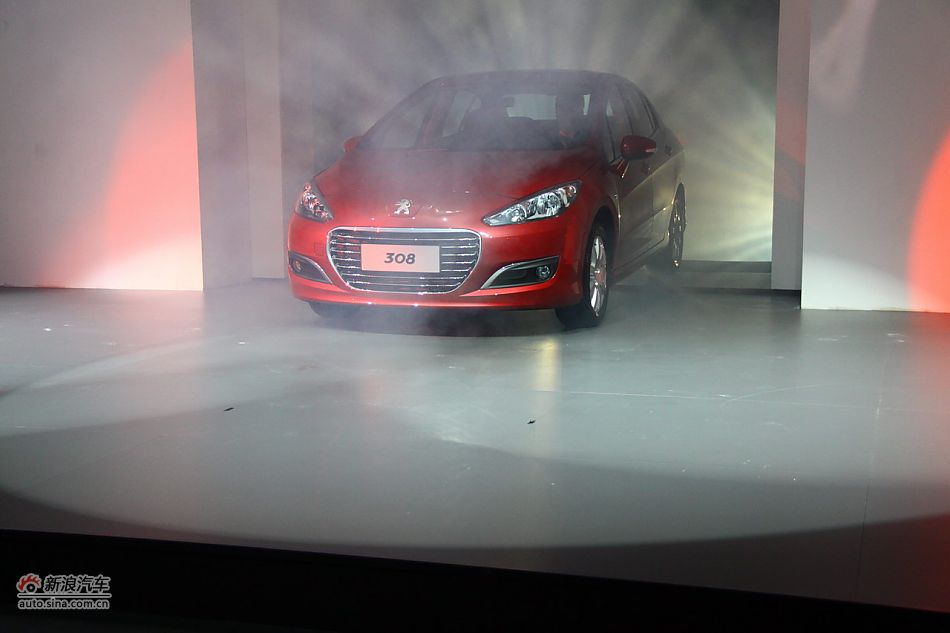 东风标致308上市现场图 图为东风标致308出场