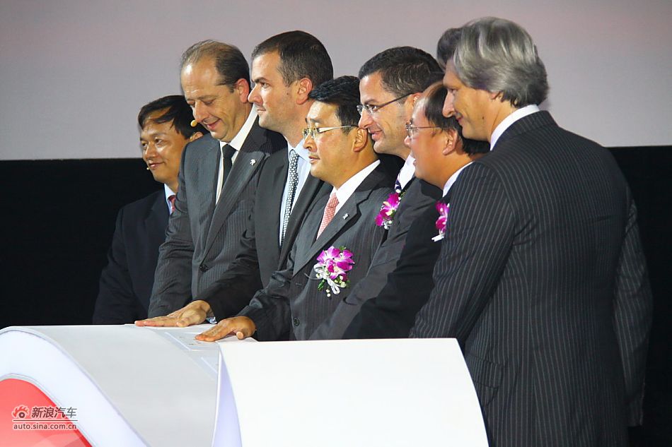 东风标致308上市现场图 图为启动仪式合影