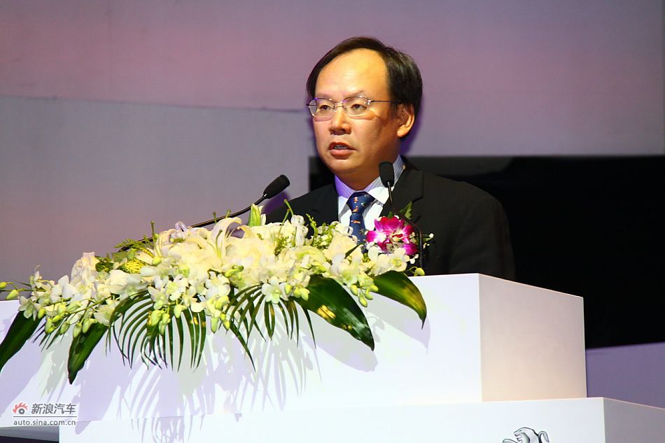 东风标致308上市现场图 图为神龙汽车有限公司执行副总经理邱现东