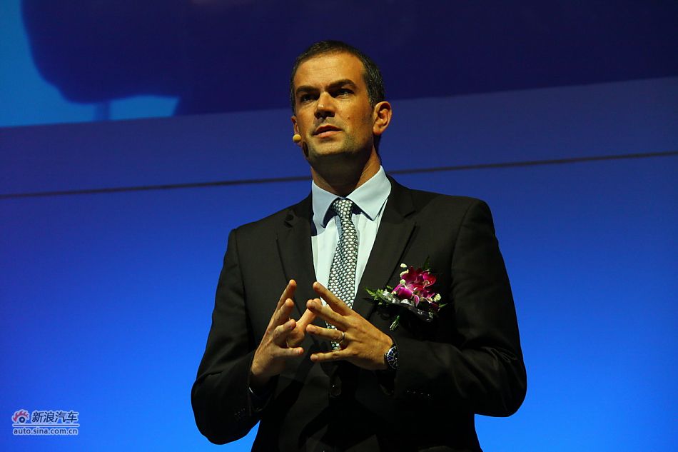 东风标致308上市现场图 图为神龙汽车有限公司总经理毕高诚