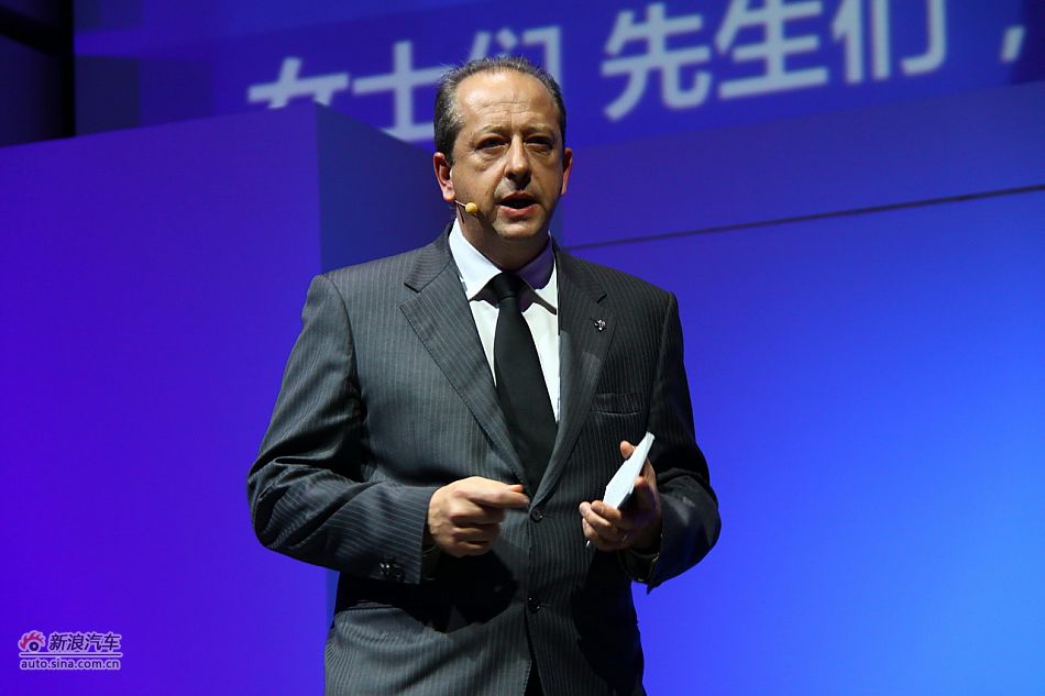 东风标致308上市现场图 图为标致品牌国际部部长安巴托