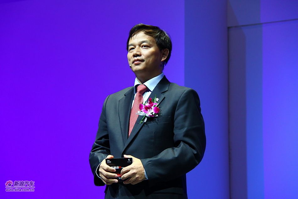 东风标致308上市现场图 图为神龙汽车有限公司商务副总经理兼东风标致商务部总经理雷新