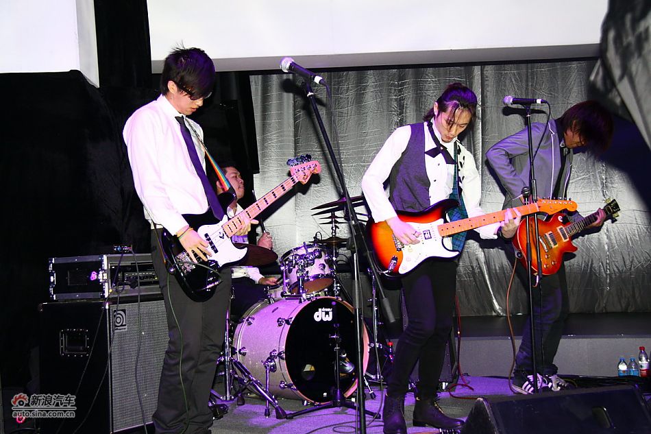 东风标致308上市现场图 图为乐队演奏