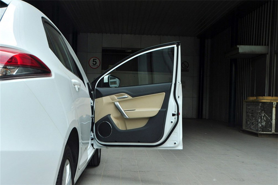 MG5 2012款 1.5L AT 领航版 空间