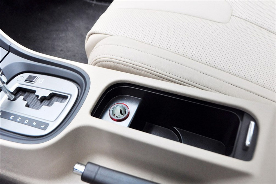 MG5 2012款 1.5L AT 领航版 空间