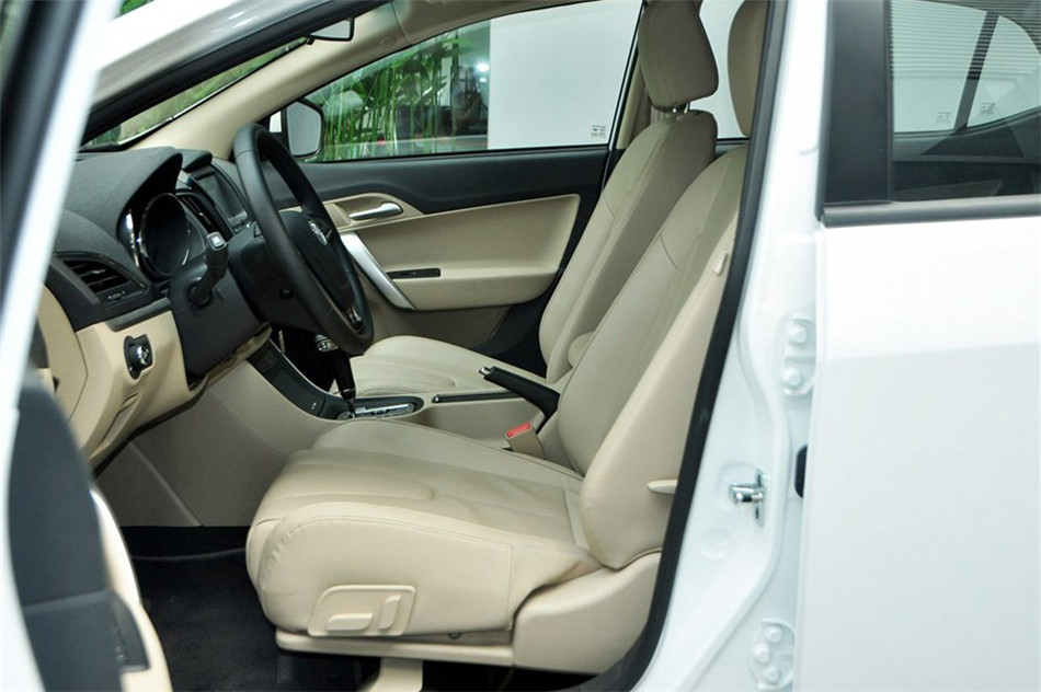 MG5 2012款 1.5L AT 领航版 空间