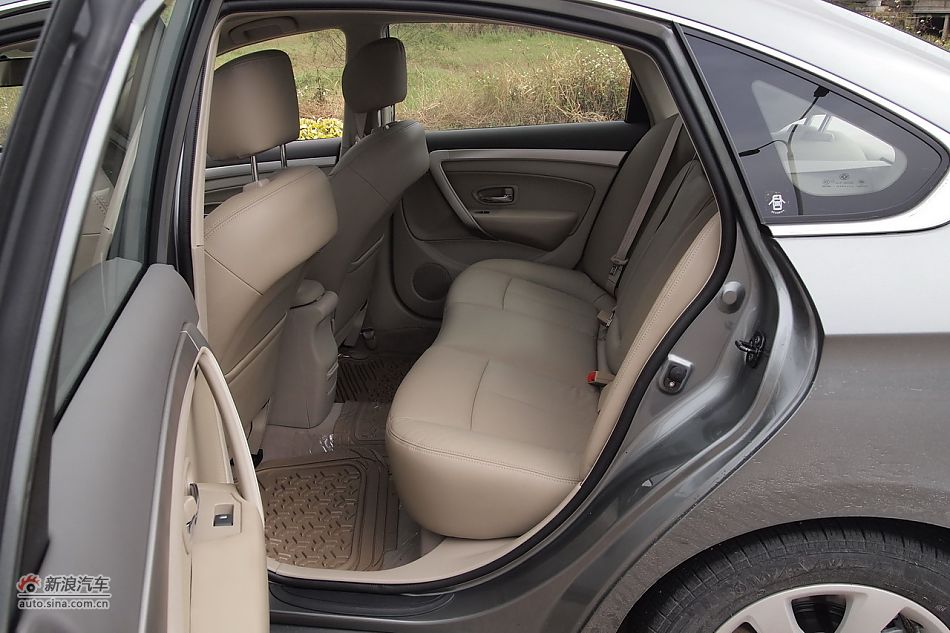 东风风神A60座椅空间
